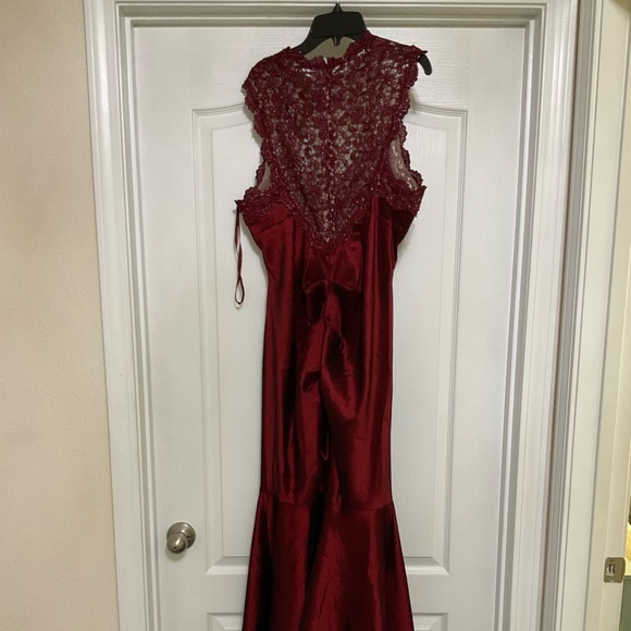 XSCAPE LACE RUCHING MERMAID GOWN - Picture 5 of 6